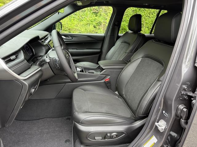 new 2025 Jeep Grand Cherokee car, priced at $44,999
