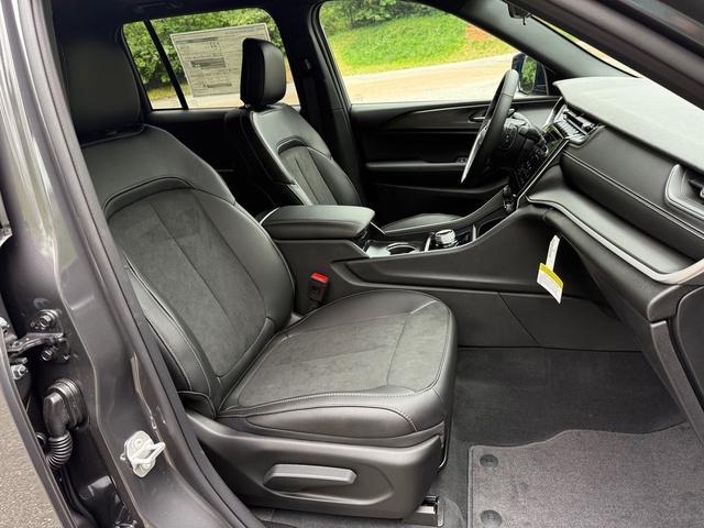 new 2025 Jeep Grand Cherokee car, priced at $44,999