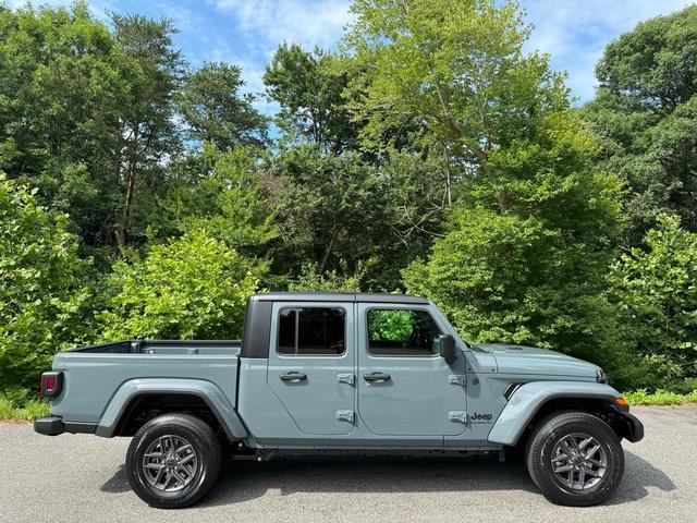 new 2024 Jeep Gladiator car, priced at $43,999