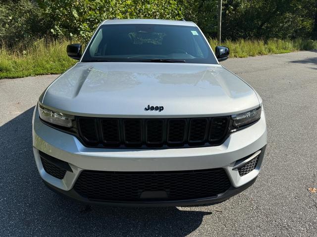 new 2025 Jeep Grand Cherokee car, priced at $45,999