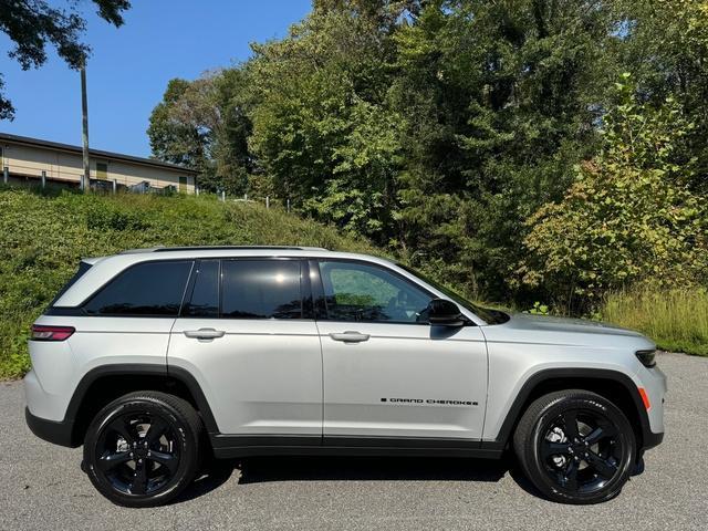 new 2025 Jeep Grand Cherokee car, priced at $45,999