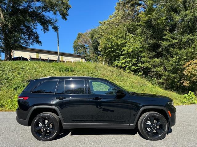 new 2025 Jeep Grand Cherokee car, priced at $45,999