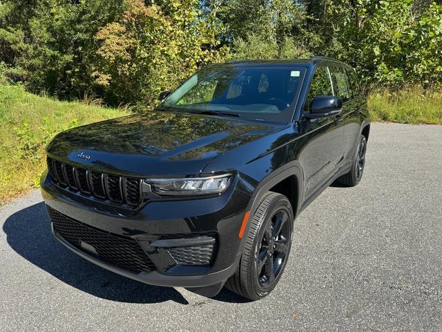 new 2025 Jeep Grand Cherokee car, priced at $45,999