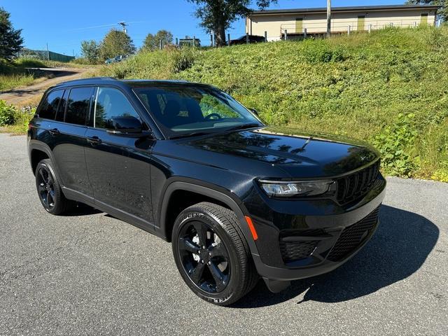 new 2025 Jeep Grand Cherokee car, priced at $45,999