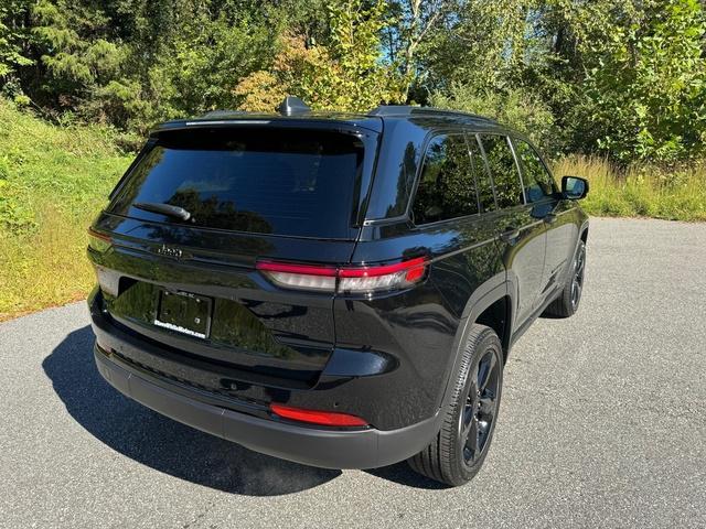 new 2025 Jeep Grand Cherokee car, priced at $45,999