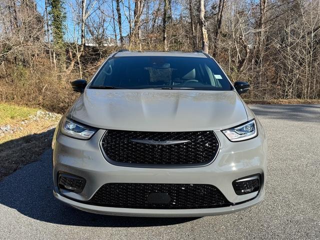 new 2025 Chrysler Pacifica Hybrid car, priced at $52,390