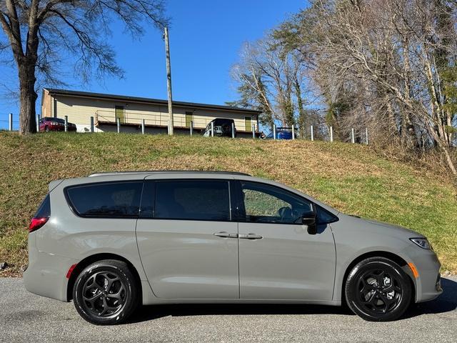 new 2025 Chrysler Pacifica Hybrid car, priced at $52,390