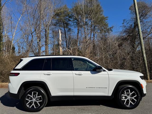 new 2025 Jeep Grand Cherokee car, priced at $48,999