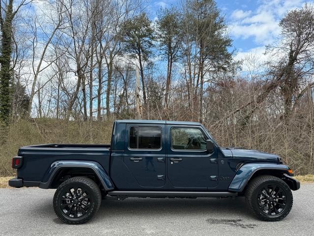 new 2025 Jeep Gladiator car, priced at $43,590