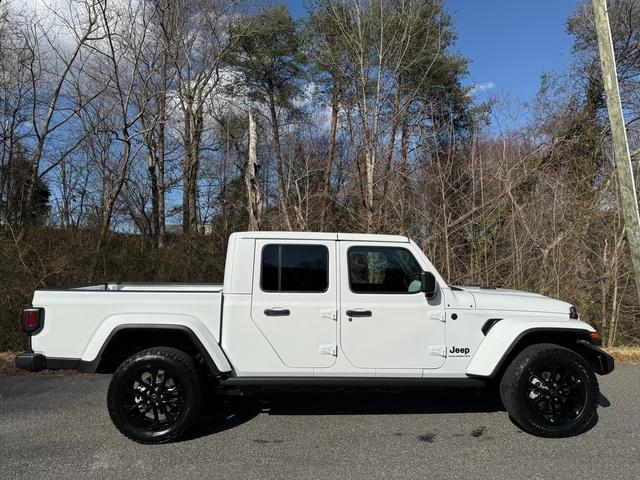 new 2025 Jeep Gladiator car, priced at $42,590