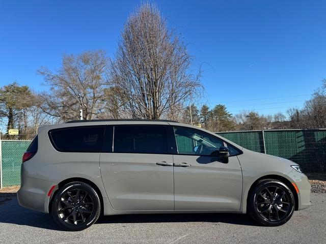 new 2025 Chrysler Pacifica car, priced at $47,999