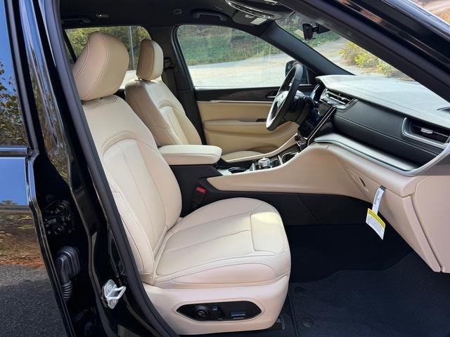 new 2025 Jeep Grand Cherokee car, priced at $45,690