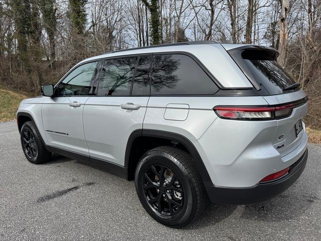 new 2025 Jeep Grand Cherokee car, priced at $41,999