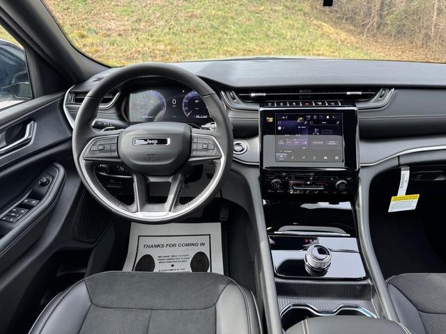 new 2025 Jeep Grand Cherokee car, priced at $41,999