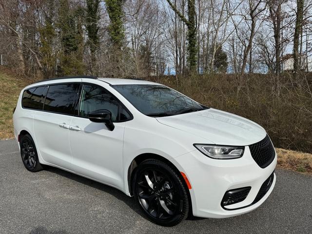 used 2024 Chrysler Pacifica car