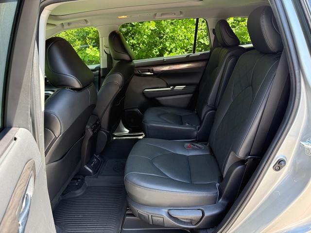 used 2021 Toyota Highlander car, priced at $34,999