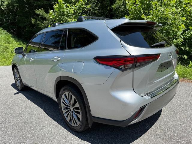 used 2021 Toyota Highlander car, priced at $34,999