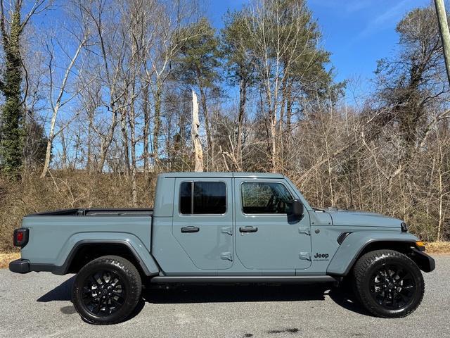 new 2025 Jeep Gladiator car, priced at $43,590