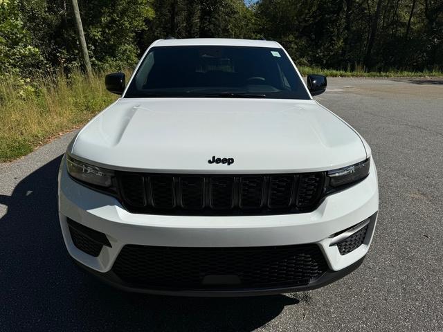 new 2025 Jeep Grand Cherokee car, priced at $43,590