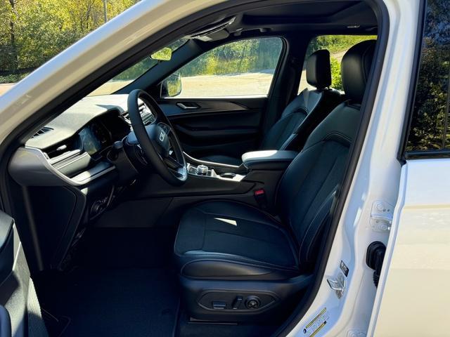 new 2025 Jeep Grand Cherokee car, priced at $43,590