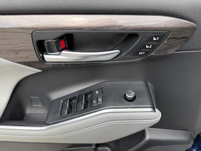 used 2020 Toyota Highlander car, priced at $26,999