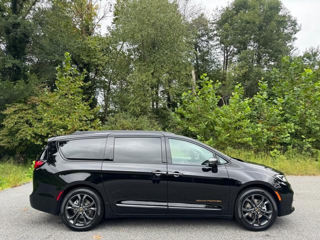 new 2024 Chrysler Pacifica car, priced at $41,999