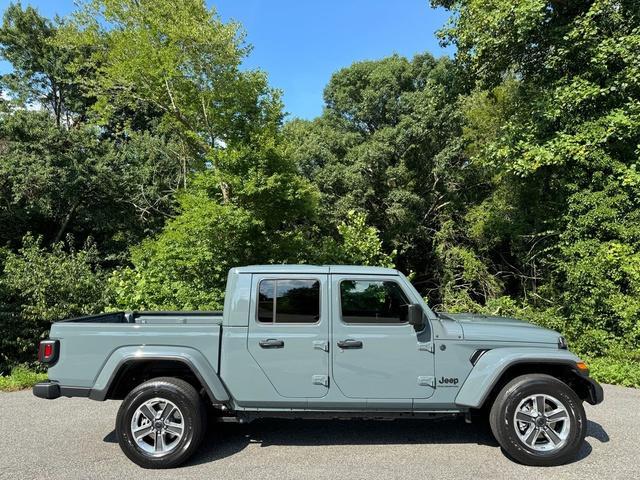 new 2024 Jeep Gladiator car, priced at $43,590