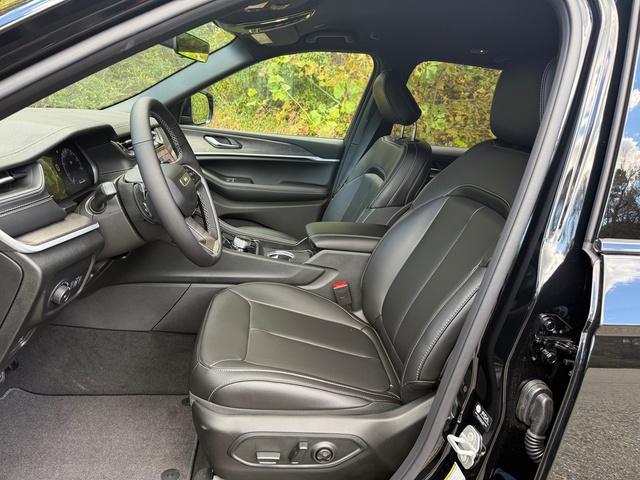 new 2025 Jeep Grand Cherokee car, priced at $43,999