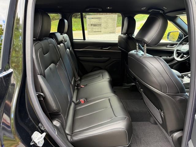 new 2025 Jeep Grand Cherokee car, priced at $43,999