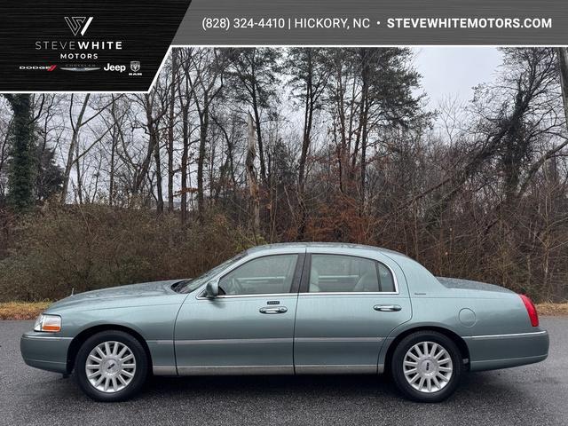 used 2004 Lincoln Town Car car, priced at $5,900