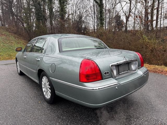 used 2004 Lincoln Town Car car, priced at $5,900