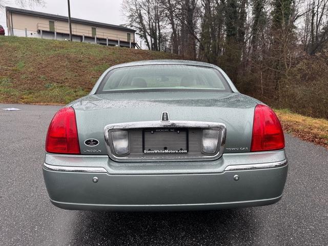 used 2004 Lincoln Town Car car, priced at $5,900