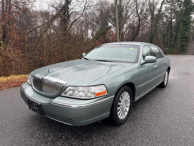 used 2004 Lincoln Town Car car, priced at $5,900