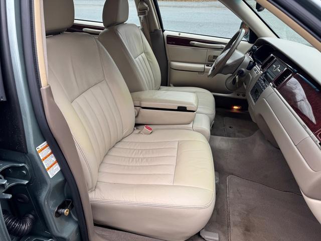 used 2004 Lincoln Town Car car, priced at $5,900