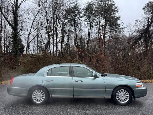 used 2004 Lincoln Town Car car, priced at $5,900