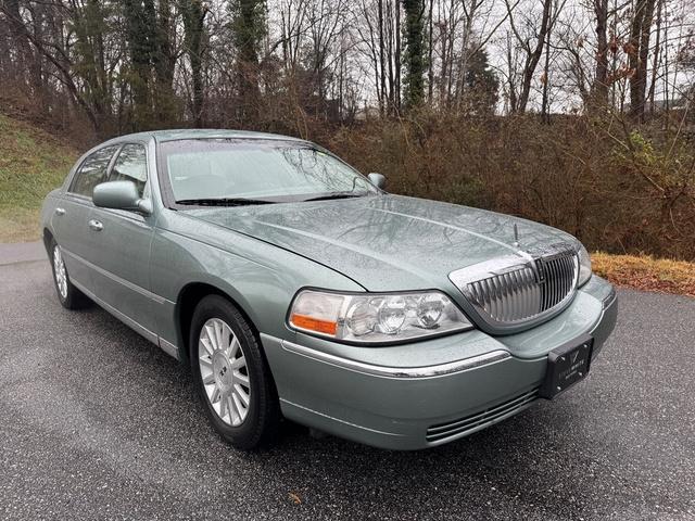 used 2004 Lincoln Town Car car, priced at $5,900