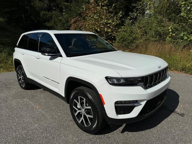 new 2025 Jeep Grand Cherokee car, priced at $49,999