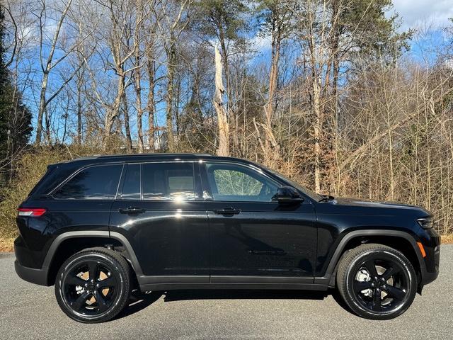 new 2025 Jeep Grand Cherokee car, priced at $48,999