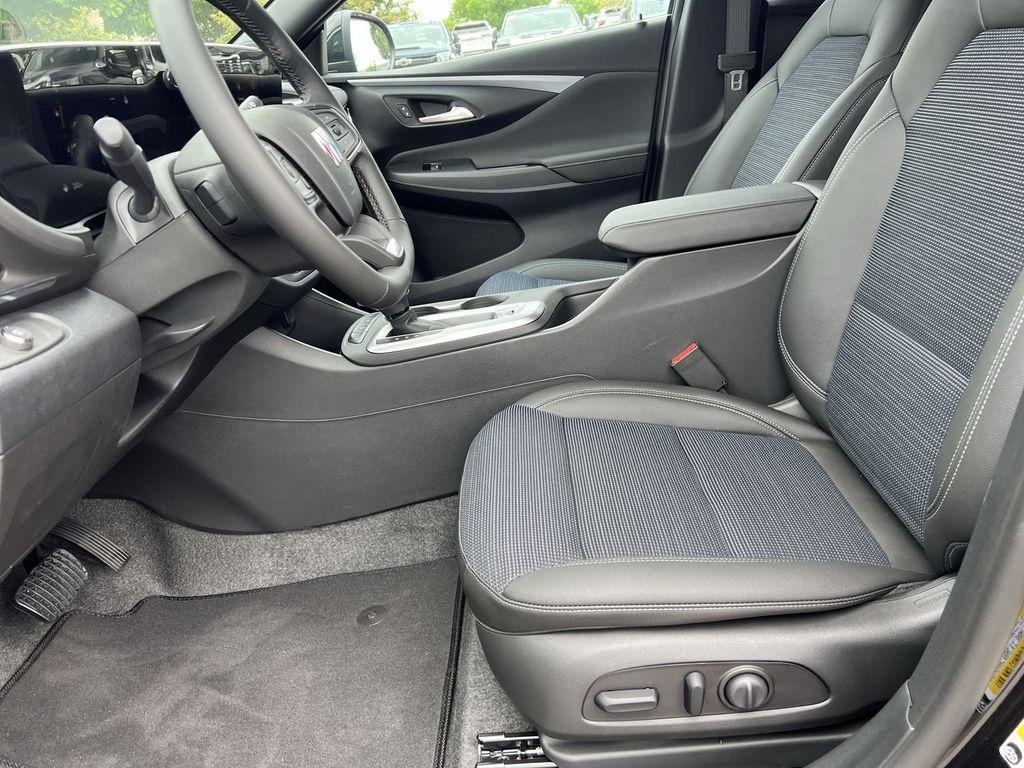 new 2025 Buick Envista car, priced at $27,280
