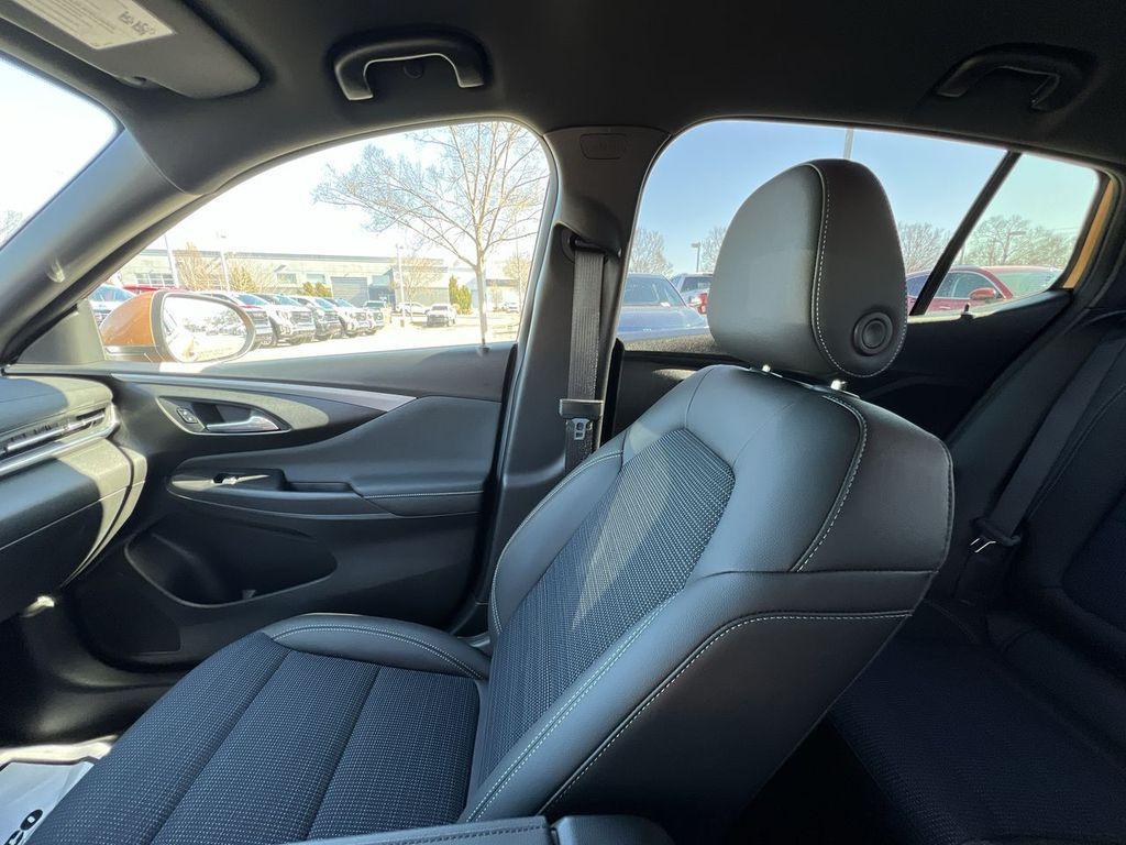 new 2025 Buick Envista car, priced at $24,385