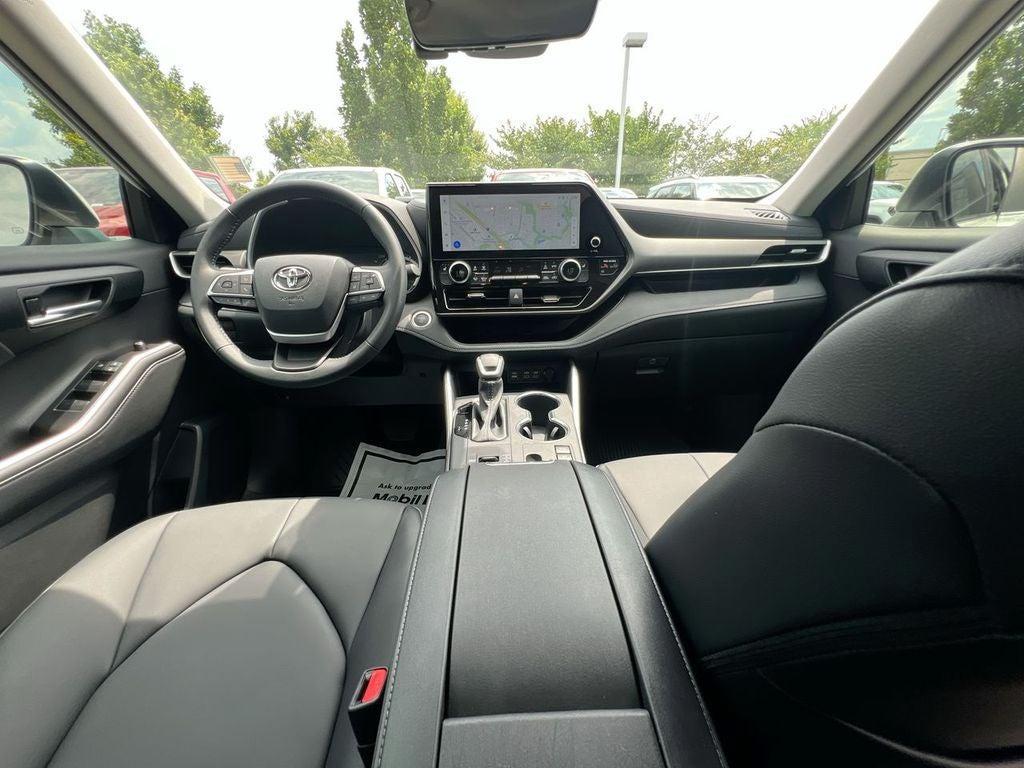 used 2025 Toyota Highlander Hybrid car, priced at $49,000
