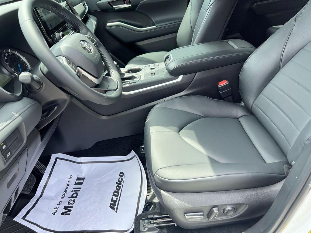 used 2025 Toyota Highlander Hybrid car, priced at $49,000