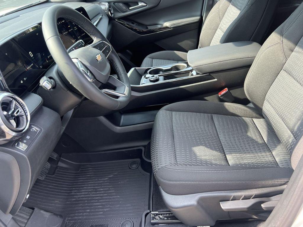 new 2026 Chevrolet Equinox car, priced at $30,290