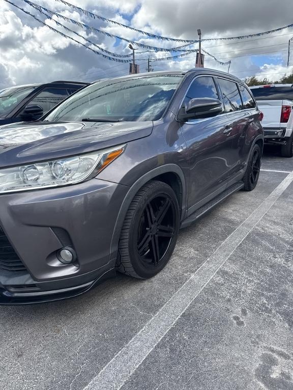 used 2019 Toyota Highlander car, priced at $20,987