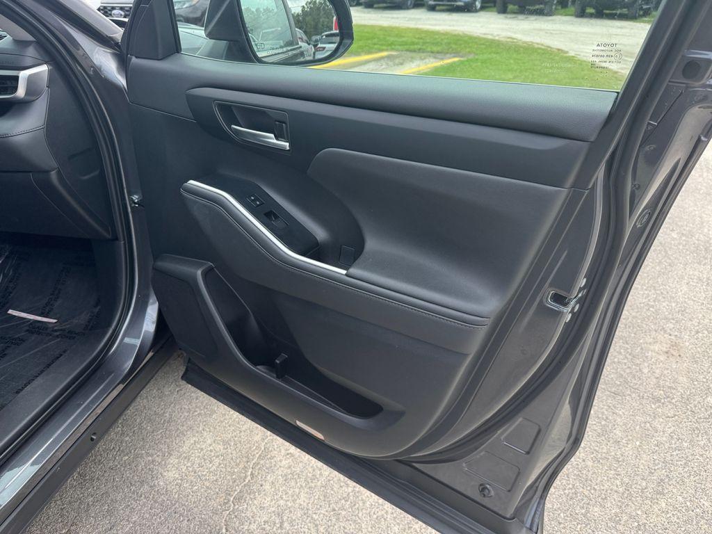 used 2023 Toyota Highlander car, priced at $32,753