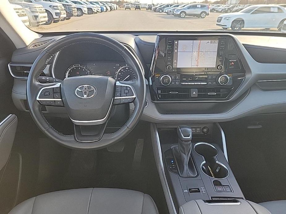 used 2022 Toyota Highlander car, priced at $35,498