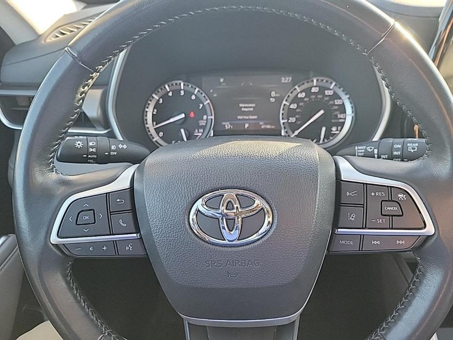 used 2022 Toyota Highlander car, priced at $35,498