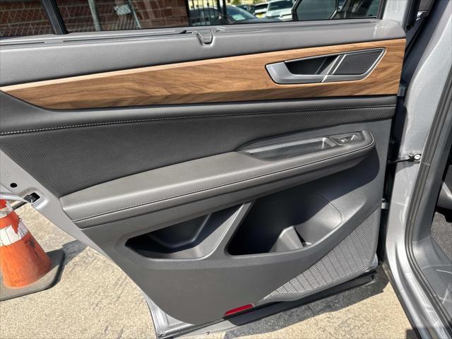 new 2025 Volkswagen Atlas car, priced at $45,500