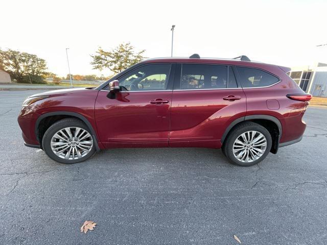 used 2022 Toyota Highlander car, priced at $38,062