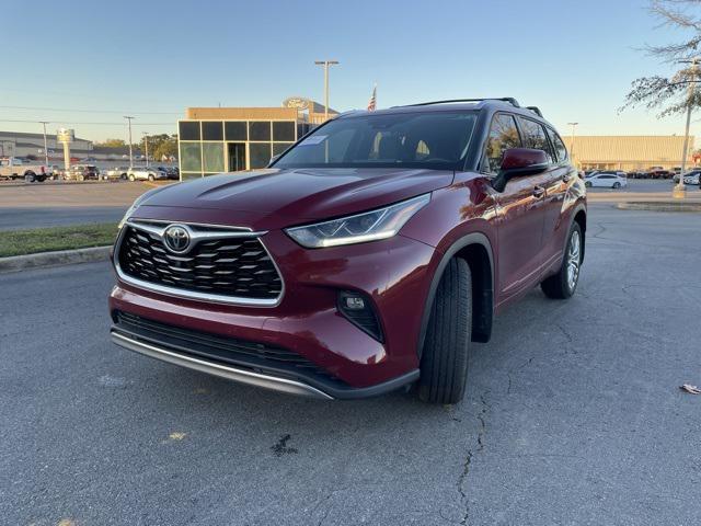 used 2022 Toyota Highlander car, priced at $38,062